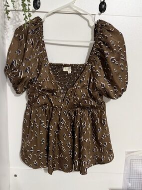 entro Brown Puff-Sleeve Smocked Peplum Top with Print